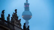 Der Berliner Fernsehturm: In DDR-Zeiten war oberhalb der Kugel ein Spionageversteck der Staatssicherheit. Der Berliner Fernsehturm: In DDR-Zeiten war oberhalb der Kugel ein Spionageversteck der Staatssicherheit.