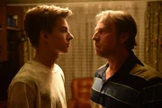 Benny (Nick J. Schuck, links) ist w&uuml;tend, da sein Vater Volker (Bjarne M&auml;del) ihn vor seinen Freunden blamiert hat.