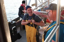 Schauspieler und Ostseeliebhaber Benno F&uuml;rmann (Mitte) mit Fischer Mathias Labahn (rechts) aus Freest (LK Vorpommern-Greifswald) beim Auslaufen des Kutters zum Fischfang auf der Ostsee.