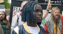 Adja (Tracy Gotoas) ist sich noch nicht sicher, was sie von den Umweltprotesten halten soll.