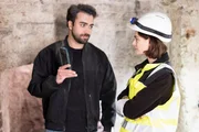 Baris (Metehan Demiröz) möchte die Unbekannte dringend näher kennenlernen. Rechts Larissa (Ilka Mahrholz) Baris (Metehan Demiröz) möchte die Unbekannte dringend näher kennenlernen. Rechts Larissa (Ilka Mahrholz)