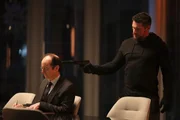 Ezio Burntwood (James Franco, r.) zwingt Dwight Cochrane (Denis O'Hare) im Vorstand der Winch-Gruppe ein Schuldeingest&auml;ndnis zu schreiben.