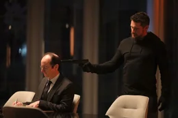 Ezio Burntwood (James Franco, r.) zwingt Dwight Cochrane (Denis O'Hare) im Vorstand der Winch-Gruppe ein Schuldeingest&auml;ndnis zu schreiben.
