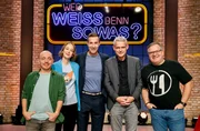 Moderator Kai Pflaume (M.) und seine Rateteam-Kapit&auml;ne Bernhard Ho&euml;cker (l.) und Elton (r.) begr&uuml;&szlig;en in dieser Sendung die Wissenschaftsjournalistin und Astrophysikerin Dr. Sibylle Anderl (2.v.l.) und den Radioastronom Prof. Dr. Heino Falcke (2.v.r.).