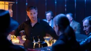 In Martin Durands Bar kommt Regina (Jeanette Hain) zur Ruhe. Der mysteriöse Barmann (Benjamin Sadler) hat immer ein offenes Ohr für sie. In Martin Durands Bar kommt Regina (Jeanette Hain) zur Ruhe. Der mysteriöse Barmann (Benjamin Sadler) hat immer ein offenes Ohr für sie.