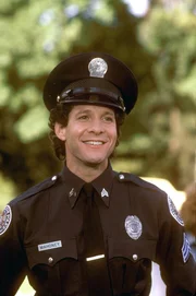 Gibt alles, um die m&ouml;gliche Schlie&szlig;ung der Police Acadamy zu verhindern: Sergeant Mahoney (Steve Guttenberg) ...
