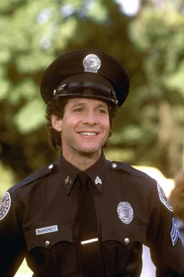 Gibt alles, um die m&ouml;gliche Schlie&szlig;ung der Police Acadamy zu verhindern: Sergeant Mahoney (Steve Guttenberg) ...