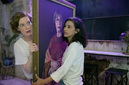 Eigentlich ist Gro&szlig;mutter Berta ein Vorbild f&uuml;r Shira (Moran Rosenblatt, re.): Da sie aber gegen die Heirat von Shira und Maria (Luise Wolfram, li.) ist, wird ihr Bild abgeh&auml;ngt.