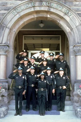 Ein neues Gesetz besagt, dass jeder in die Polizeischule gehen darf, ob tauglich oder nicht. Prompt melden sich die gr&ouml;&szlig;ten Chaoten als Rekruten. Die Stadt New York steht Kopf!