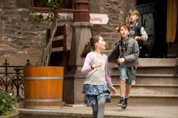Marie (Emily Kusche), Karl (Jonas Holdenrieder) und Hannes (Nico Hartung) wollen dem "schwarzen Unbekannte" helfen.  +++ Die Verwendung des sendungsbezogenen Materials ist nur mit dem Hinweis und Verlinkung auf RTL+ gestattet. +++