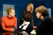Die Schneiderin Anna Raab (Larissa Marolt, l.) muss sich vor den Kommissarinnen Martina Seiffert (Astrid M. F&uuml;nderich, M.) und Nele Becker (Nina Siewert, r.) f&uuml;r ihren illegalen Waffenbesitz erkl&auml;ren. Hat sie etwas mit dem Mord an einem M&auml;nnermodel zu tun?