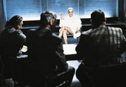 Die attraktive und reiche Krimischriftstellerin Catherine Tramell (Sharon Stone) wird des Mordes an ihrem Liebhaber verd&auml;chtigt. W&auml;hrend des Verh&ouml;rs d&uuml;piert sie die Polizisten durch irritierende freiz&uuml;gige Einblicke.