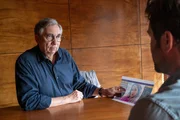 Mord aus Rache? Im Fall eines ermordeten "Love Scamming"-Betrügers, gerät einer der Geschädigten, Jürgen Riedle (Michael Benthin, l.), unter Mordverdacht. Er ist auf einer Dating-Plattform einem Fake-Profil aufgesessen und hat eine große Summe Geld verloren. Jetzt muss er Hauptkommissar Jo Stoll (Peter Ketnath, r.) einige Fragen beantworten: Ist er aus Enttäuschung vom Opfer zum Täter geworden? Mord aus Rache? Im Fall eines ermordeten "Love Scamming"-Betrügers, gerät einer der Geschädigten, Jürgen Riedle (Michael Benthin, l.), unter Mordverdacht. Er ist auf einer Dating-Plattform einem Fake-Profil aufgesessen und hat eine große Summe Geld verloren. Jetzt muss er Hauptkommissar Jo Stoll (Peter Ketnath, r.) einige Fragen beantworten: Ist er aus Enttäuschung vom Opfer zum Täter geworden?