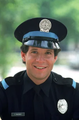 Carey Mahoney (Steve Guttenberg) ist an der Metropolitan Police Academy nicht nur an der Polizeiarbeit interessiert, sondern auch an den weiblichen Mitsch&uuml;lerinnen ....