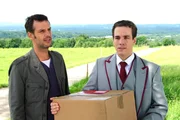 Xaver (Jan van Weyde, r.) und Nils (Florian Stadler, l.) wundern sich über Martins merkwürdiges Verhalten. Xaver (Jan van Weyde, r.) und Nils (Florian Stadler, l.) wundern sich über Martins merkwürdiges Verhalten.