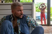 Friseur Eddy Adler (Anthony Curtis Kirby, l.) fühlt sich bedroht. Ein junger Mann (Riccardo Campione, r.) taucht in seinem Salon auf und will mit ihm unbedingt sprechen. Friseur Eddy Adler (Anthony Curtis Kirby, l.) fühlt sich bedroht. Ein junger Mann (Riccardo Campione, r.) taucht in seinem Salon auf und will mit ihm unbedingt sprechen.