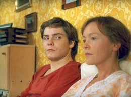 Alex (Daniel Br&uuml;hl) mit seiner Mutter Christiane (Katrin Sass), die aus dem Koma wieder erwacht ist und noch nichts von dem Ende der DDR ahnt.