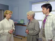 Vater sein dagegen sehr, Regie: Mathias Luther. Dr. Kathrin Globisch (Andrea Kathrin Loewig, li.) informiert Peer (Nils Nelle&szlig;en, re.) und seine Mutter Ruth Zarenthin (Marita B&ouml;hme, mi.) &uuml;ber Fraukes dramatischen Zustand.