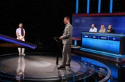 Moderator Alexander Bommes (M.) mit den Kandidat:innen Lia Lambeck (l.), Michael Eibich (3.v.r.), Heike Jopp (2.v.r.) und Thorsten Laussch (r.). Moderator Alexander Bommes (M.) mit den Kandidat:innen Lia Lambeck (l.), Michael Eibich (3.v.r.), Heike Jopp (2.v.r.) und Thorsten Laussch (r.).