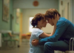 Alex (Daniel Br&uuml;hl) besucht seine Mutter im Krankenhaus und lernt dabei Krankenschwester Lara (Chulpan Khamatova) kennen, in die er sich verliebt.