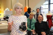 Beim Fotoshooting: (vorne v.l.n.r.) Olivia (Kasia Borek), Virgin (Chris Gebert) und Bruno (K. Dieter Klebsch) ... Beim Fotoshooting: (vorne v.l.n.r.) Olivia (Kasia Borek), Virgin (Chris Gebert) und Bruno (K. Dieter Klebsch) ...