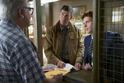 Special Agent Leroy Jethro Gibbs (Austin Stowell, Mitte); Special Agent Bernard Randolf (Caleb Foote, r.)