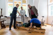 Kommissar Stadler (Dieter Fischer, r.) wirft mit Polizeihauptmeister Mohr (Max Müller, l.) und einer Kollegin (Julia Angeli, M.) von der Spurensicherung schon mal einen Blick auf das Opfer. Kommissar Stadler (Dieter Fischer, r.) wirft mit Polizeihauptmeister Mohr (Max Müller, l.) und einer Kollegin (Julia Angeli, M.) von der Spurensicherung schon mal einen Blick auf das Opfer.
