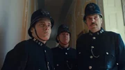 Das Anwesen West Dean, das eigentlich Schauplatz einer surrealistischen Kunstausstellung werden sollte, wird nach einem Mordfall von der Polizei (Komparsen) durchsucht. Das Anwesen West Dean, das eigentlich Schauplatz einer surrealistischen Kunstausstellung werden sollte, wird nach einem Mordfall von der Polizei (Komparsen) durchsucht.