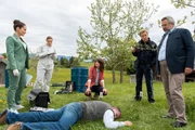 Pathologin Ela Atay (Sevda Polat, l.) und die Spurensicherin (Julia Angeli, 2.v.l.) geben den Kommissaren Andresen (Sophie Melbinger, M.) und Stadler (Dieter Fischer, r.) sowie Polizeihauptmeister Mohr (Max M&uuml;ller, 2.v.r.) erste Informationen zur m&ouml;glichen Todesursache des Opfers (Komparse).