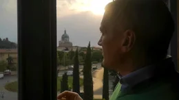 Dr. Carlos Mosca blickt aus dem Krankenhaus auf leere Stra&szlig;en.