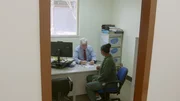 Insassin Noleen bei ihrem Bewährungsgespräch mit John Devoy. Insassin Noleen bei ihrem Bewährungsgespräch mit John Devoy.