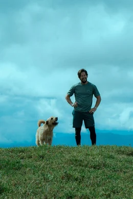 Laufen auch in der neuen Heimat gemeinsam: Michael (Mark Wahlberg) und Arthur (Ukai).