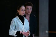 Regina (Jeanette Hain, l.) und Steven (Daniel Donskoy, r.) m&uuml;ssen sich mit der Choreografie beeilen, bevor die Partei sich einmischt.