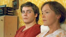 Alex (Daniel Br&uuml;hl) mit seiner Mutter Christiane (Katrin Sa&szlig;), die aus dem Koma wieder erwacht ist und noch nichts von dem Ende der DDR ahnt.