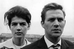 Auf der Warschauer Br&uuml;cke, 13. August 1961: Vollkommen &uuml;berrascht und ungl&auml;ubig sehen Eva (Kat&iacute; Sz&eacute;kely, links) und Klaus (Ulrich Thein, rechts), dass sie nicht mehr nach Westberlin fahren k&ouml;nnen, sondern nun eine Grenze durch Berlin gezogen ist.