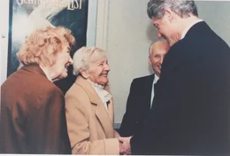 Emilie Schindler mit Bill Clinton.