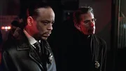 Eine Kellnerin wurde nach Dienstschluss auf offener Straße entführt. Die Detectives Tutuola (Ice-T, l.) und Munch (Richard Belzer) haben kaum Hinweise, wer der Täter sein könnte. Eine Kellnerin wurde nach Dienstschluss auf offener Straße entführt. Die Detectives Tutuola (Ice-T, l.) und Munch (Richard Belzer) haben kaum Hinweise, wer der Täter sein könnte.