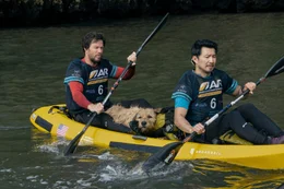 Zu viel Wasser: Michael (Mark Wahlberg, l.) und Leo (Simu Liu, r.) mussten Arthur (Ukai) vor dem Ertrinken retten.