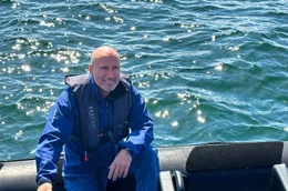 Schauspieler und Ostseeliebhaber Benno F&uuml;rmann in einem Schlauchboot auf der Ostsee w&auml;hrend der Dreharbeiten zum Film &bdquo;Ostsee am Limit&ldquo;
