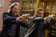 Trotz ihrer Startschwierigkeiten werden Roy (Jeff Bridges, l.) und Nick (Ryan Reynolds, r.) fast so etwas wie ein richtiges Team.