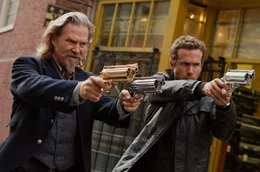 Trotz ihrer Startschwierigkeiten werden Roy (Jeff Bridges, l.) und Nick (Ryan Reynolds, r.) fast so etwas wie ein richtiges Team.