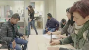 Der Passagier beschließt, mit den Behörden zu sprechen. Der Passagier beschließt, mit den Behörden zu sprechen.