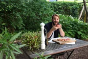 Felix Denzer isst seine selbstgemachte Pizza.