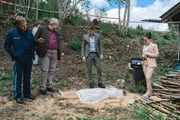 Pathologin Atay (Sevda Polat, r.) liefert den Kommissaren Hansen (Igor Jeftić, 2.v.r.) und Stadler (Dieter Fischer, 2.v.l.) sowie Polizeihauptmeister Mohr (Max Müller, l.) die ersten Erkenntnisse aus der Tatnacht: Die verstorbene Braut wurde stranguliert. Pathologin Atay (Sevda Polat, r.) liefert den Kommissaren Hansen (Igor Jeftić, 2.v.r.) und Stadler (Dieter Fischer, 2.v.l.) sowie Polizeihauptmeister Mohr (Max Müller, l.) die ersten Erkenntnisse aus der Tatnacht: Die verstorbene Braut wurde stranguliert.
