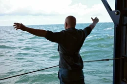 Schauspieler und Ostseeliebhaber Benno F&uuml;rmann schaut auf die Ostsee. Er ist auf einem Schiff w&auml;hrend der Dreharbeiten zum Film &bdquo;Ostsee am Limit&ldquo;.