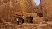 Im Grabschacht von Abu Rawash entdecken Dr. Chris Naunton und Ingenieur Franck Monnier die Reste der Grabkammer von Pharao Djedefre, dem Sohn des Cheops.