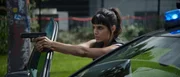 Zara (Ritu Arya) versucht, den Verdächtigen zu stellen. Zara (Ritu Arya) versucht, den Verdächtigen zu stellen.