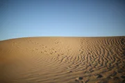 Auf der Erde sieht man immer nur eine Sonne auf- und untergehen. Unseren Tag-Nacht-Rhythmus gibt es in Doppelsternsystemen nicht. Auf der Erde sieht man immer nur eine Sonne auf- und untergehen. Unseren Tag-Nacht-Rhythmus gibt es in Doppelsternsystemen nicht.