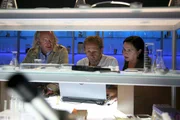 Die Gerichtsmedizinerin Dr. Franziska Beck (Maria Happel, r.) und der Spurensicherer Franz Wohlfahrt (Helmut Bohatsch, M.) bringen Oberstleutnant Helmuth Nowak (Gregor Seberg, l.) auf den neuesten Stand der Spurenauswertung. Die Gerichtsmedizinerin Dr. Franziska Beck (Maria Happel, r.) und der Spurensicherer Franz Wohlfahrt (Helmut Bohatsch, M.) bringen Oberstleutnant Helmuth Nowak (Gregor Seberg, l.) auf den neuesten Stand der Spurenauswertung.