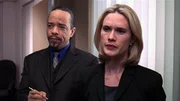 Die Assistenzstaatsanwältin Alexandra Cabot (Stephanie March) und Detective Tutuola (Ice-T) befragen eine vermeintliche Zeugin. Die Assistenzstaatsanwältin Alexandra Cabot (Stephanie March) und Detective Tutuola (Ice-T) befragen eine vermeintliche Zeugin.